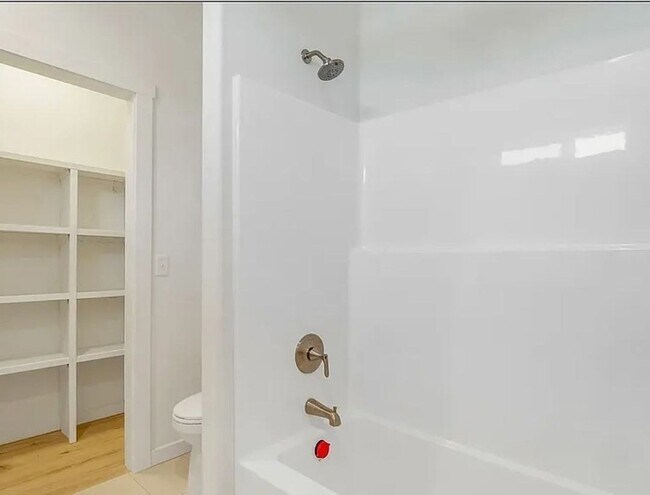 Building Photo - 4 Bedroom Home w/ Spacious Yard!