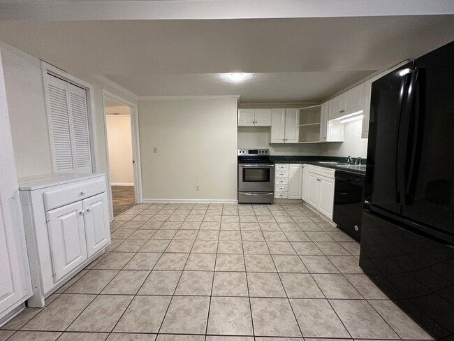 Building Photo - Freshly Updated 4 Bedroom Lower-Level Unit in Oak Ridge – Spacious & Move-In Ready
