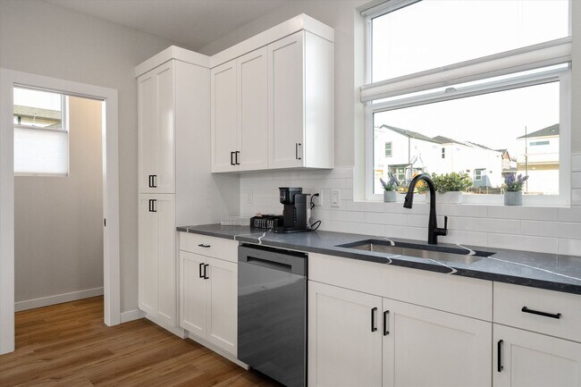 Building Photo - Move In Special Up to 3 Months Free- Newbe...