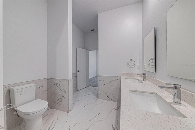 Building Photo - 400 Famagusta Dr