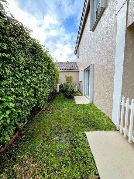 Building Photo - 10560 NW 57th Ct