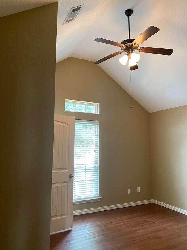 Building Photo - Charming 3-Bedroom Home Just Minutes from ...