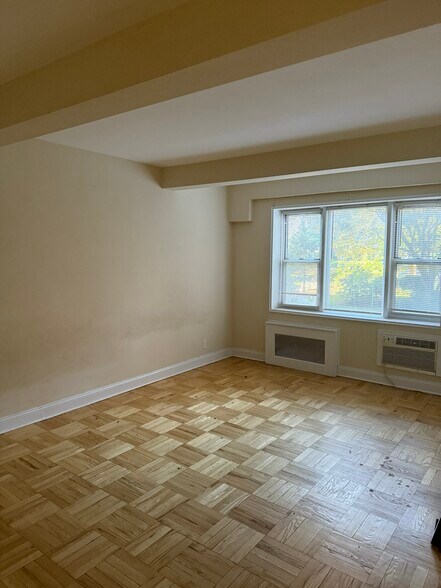Building Photo - 2 Sadore Ln