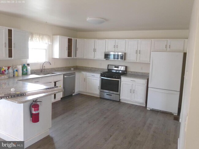 Building Photo - 227 Bayberry St