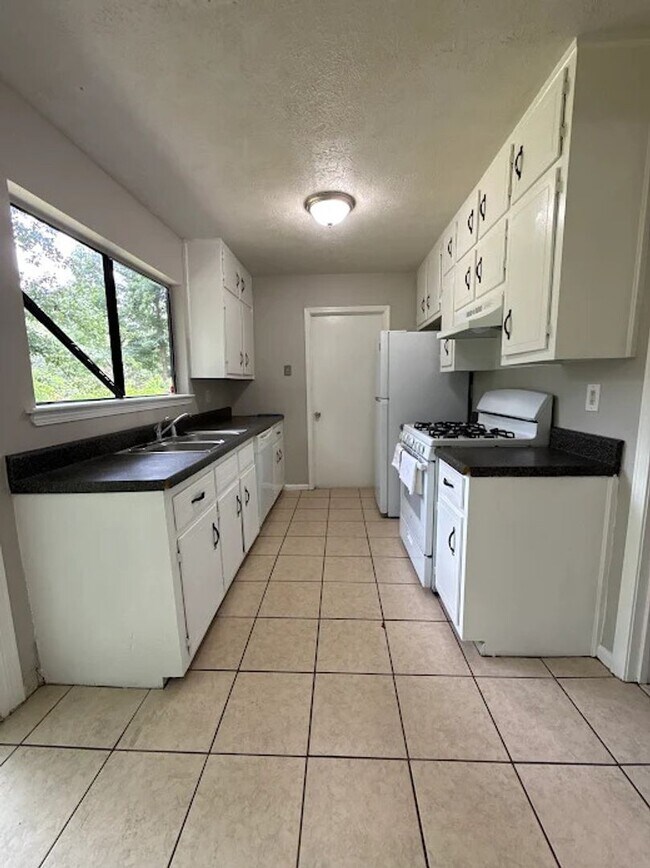 Building Photo - 3 Bed  2.5 bath in Stone Mountain!
