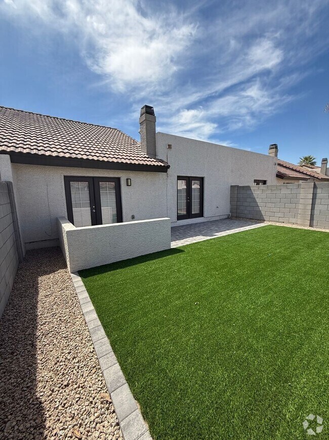 Building Photo - Central Phoenix Townhome Oasis – 3 Bed, 2 ...