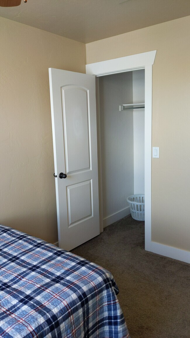 Closet BR 1 - 122 S Tamarak Cir