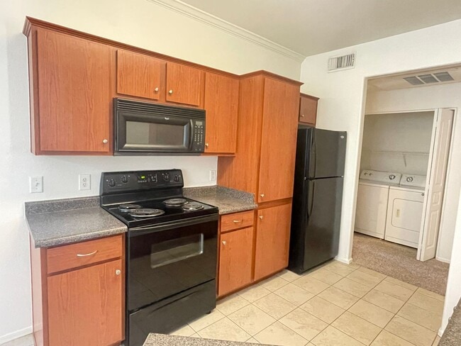 Building Photo - MOVE IN SPECAIL OAC-NEW CARPET AND PAINT, 2 bed/2 bath/ 1 CG/ Overlooking beautiful pool