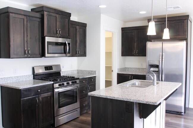 Primary Photo - Spacious 4-Bed with 2.5 Baths in St George
