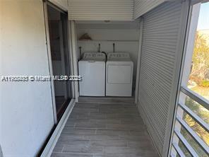 Building Photo - 3571 Inverrary Dr