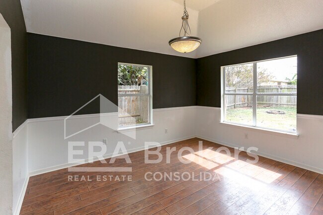 Building Photo - 2802 Southwood Dr