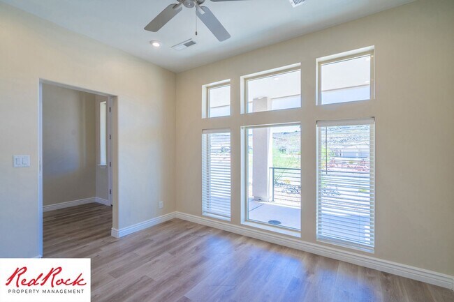 Building Photo - Stunning 4 Bedroom Home. Dog friendly!