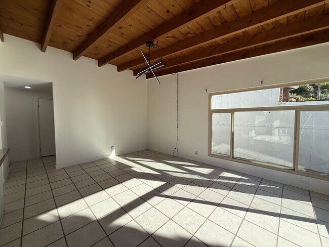 Building Photo - Ventura Hillside Beauty with 3 bedrooms, a...