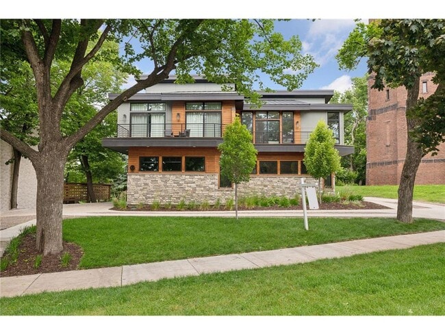 Building Photo - 1726 Kenwood Pkwy
