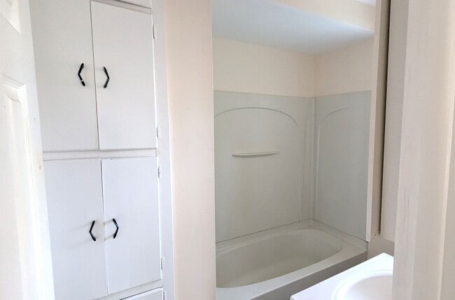 Building Photo - 712 Catherine Ave