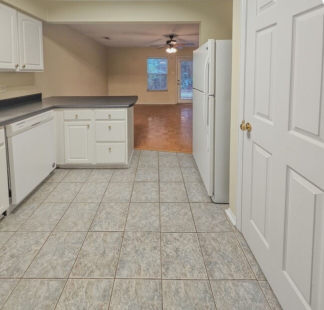 Building Photo - Knoxville 37934 - 3 bed 2.5 bath Condo - Contact Ryan Fogarty 865-333-4840