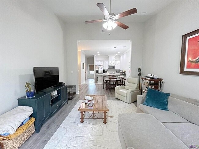 Building Photo - 2 Bedroom Townhome Near LSU| Gated Community