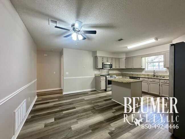 Building Photo - Home nestled in in W. Pensacola minutes fr...