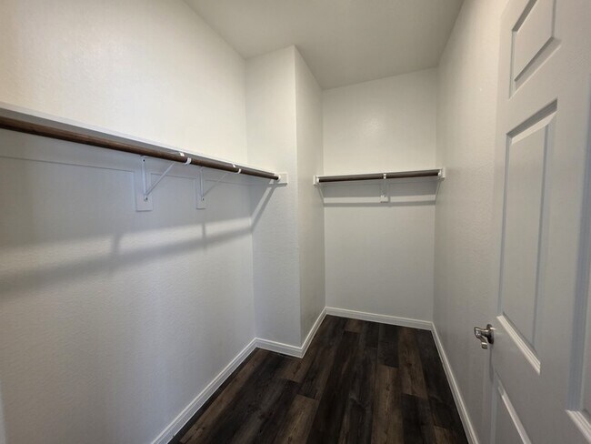 Building Photo - 4/2/2-Ready for Move In