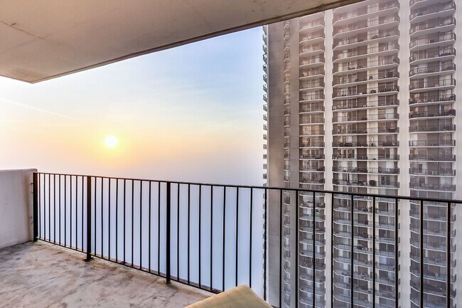 Building Photo - 6033 N Sheridan Rd