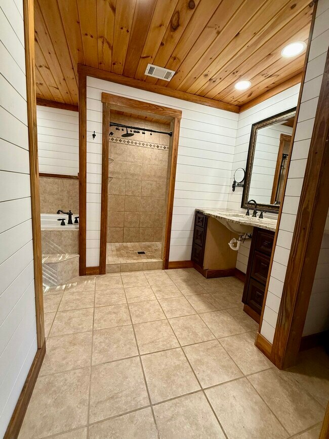 Building Photo - 3116 Alenes Dr