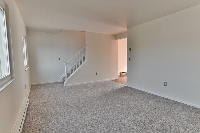 Building Photo - Townhouse in Highspire