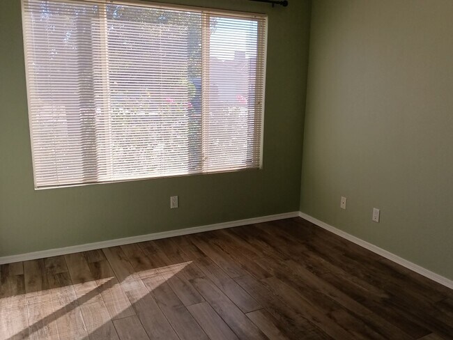 Building Photo - 3 Bedroom, 2 Bathroom Home! Schedule a Showing!