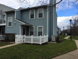 Building Photo - 2401 Greensward N