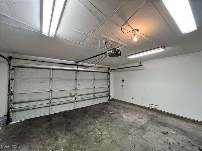 Building Photo - 1605 Los Alamos Dr