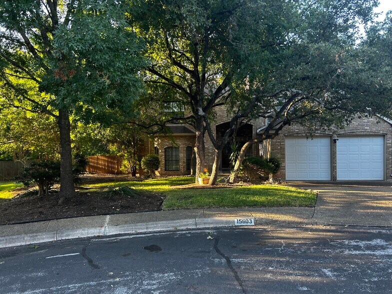 front of home - 15603 Rose Cres