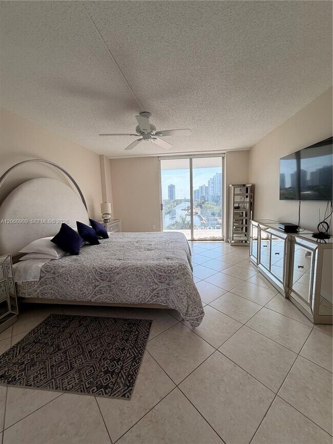 Building Photo - 3375 N Country Club Dr
