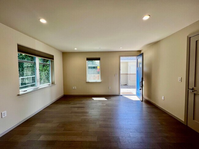 Building Photo - 2025 Avy Ave