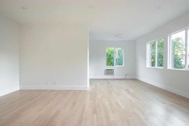 Building Photo - 1046 N Sierra Bonita Ave