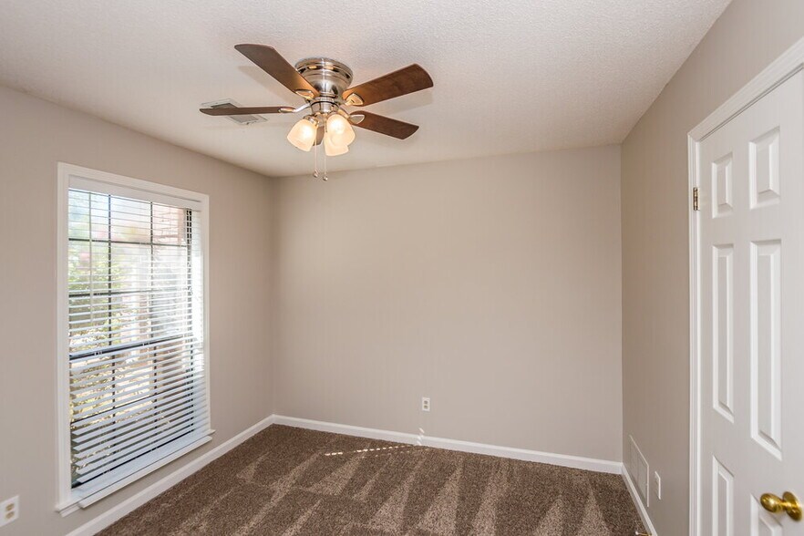 Building Photo - 390 Cherry Tree Ln