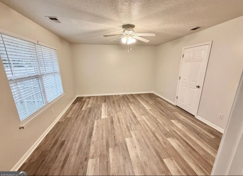 Building Photo - 206 Willow Dr