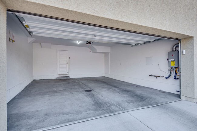Building Photo - Modern 3-Bedroom Townhome in Gated Community