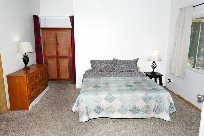 Apt Bedroom - 501 Holick Ave