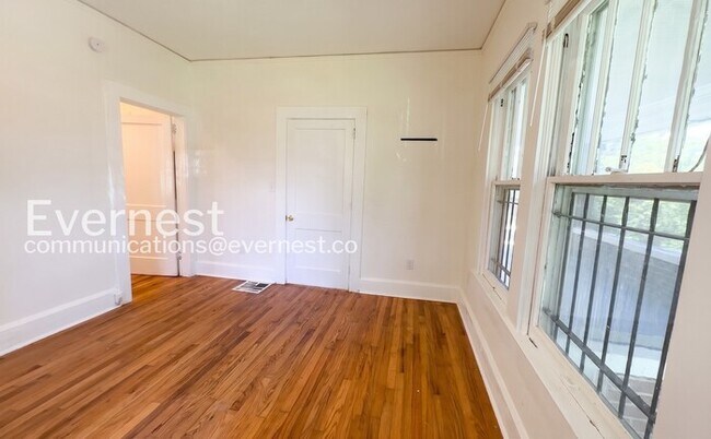 Building Photo - 3 Bed/2 Bath Home with Fenced Yard / Available Now!