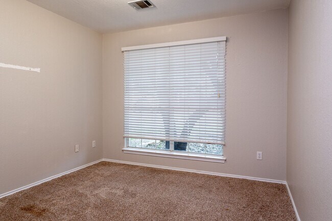 Building Photo - Cozy 3/BR 2/BA One-Level Home with Covered...