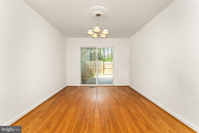 Building Photo - Spacious & Stylish North Shore Cluster Home Near Reston Town Center