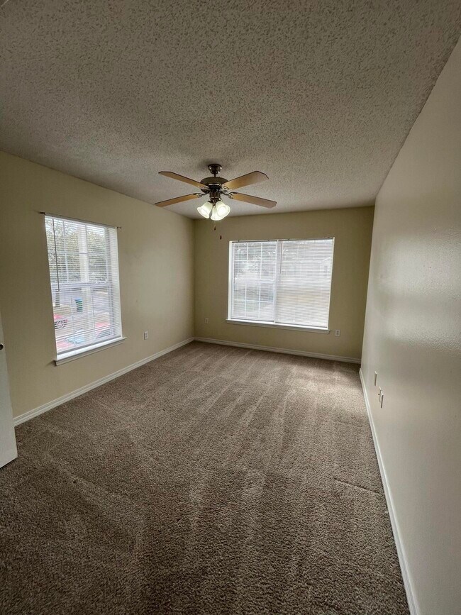 Building Photo - 204 Johnson Ct