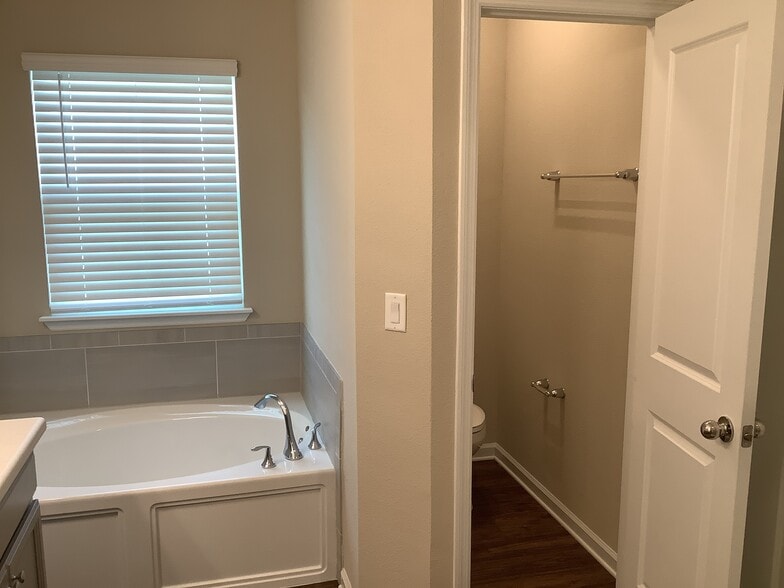 Building Photo - 300 Anastasia Park Rd