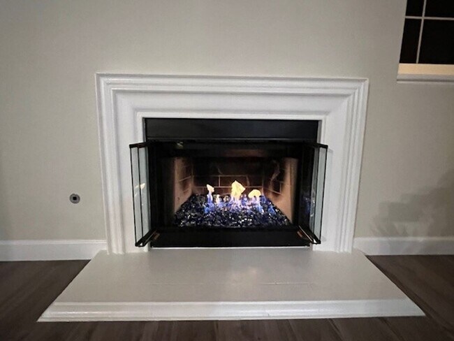 Building Photo - PICTURE PERFECT 2 BR/2 BATH PLUS LOFT END UNIT CONDO WITH DIRECT ACCESS 2 CAR GARAGE