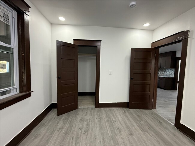 Building Photo - 1005 Pine St