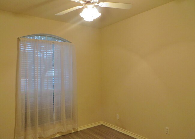 Building Photo - 117 Pecos Ct