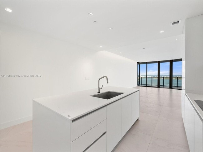 Building Photo - 700 NE 24th St