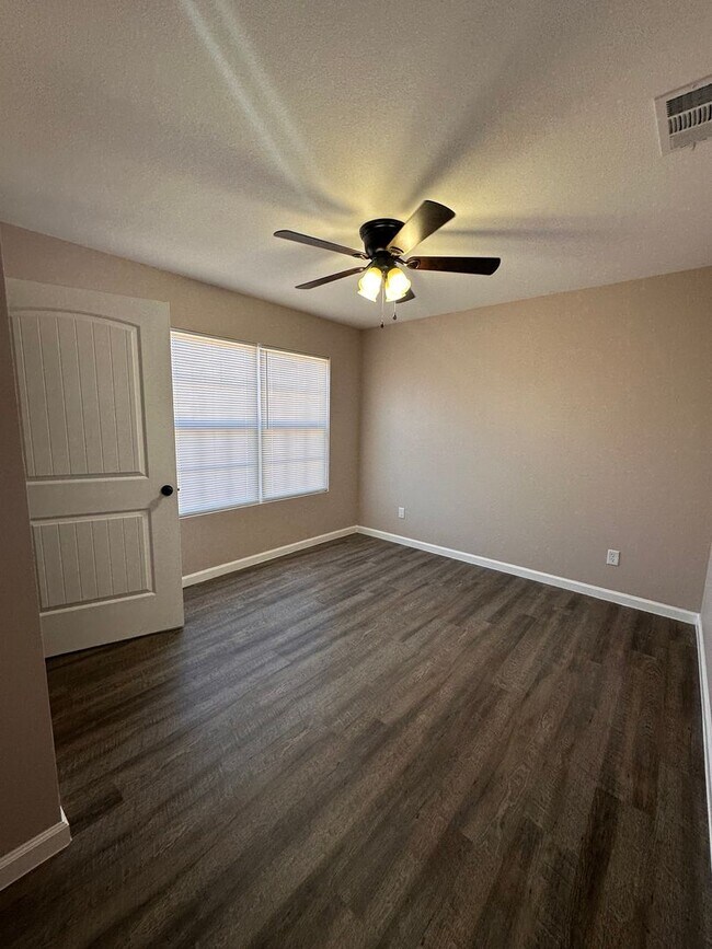 Building Photo - 3 Bed 2 Bath Brick Home with Fenced in Backyard