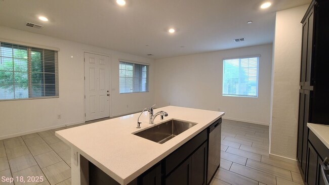 Building Photo - 3 Bedroom 3 Bath Townhouse