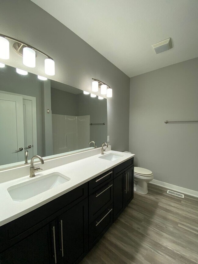 Building Photo - Beautiful single family home With 6 Car At...