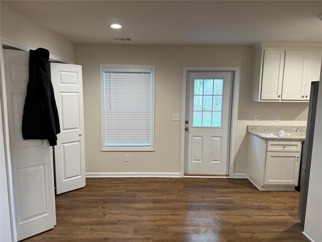 Building Photo - 635 Ben Higgins Rd